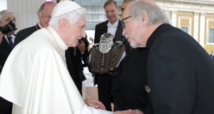 Le Pape bénit des réservoirs de moto !