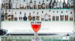 Le Plaza Athénée et Baccarat nous font voir la vie en rouge