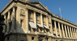 Le Crillon sauve les meubles